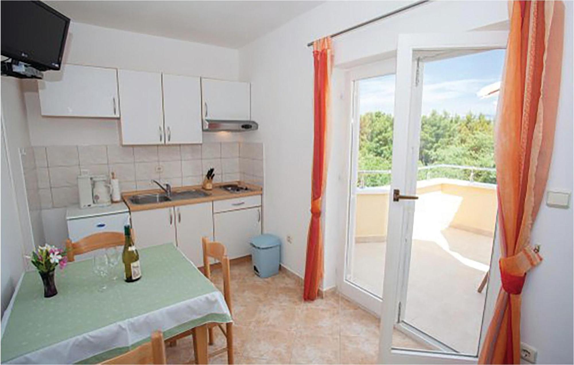 Amazing Apartment In Malinska With Kitchen Екстер'єр фото